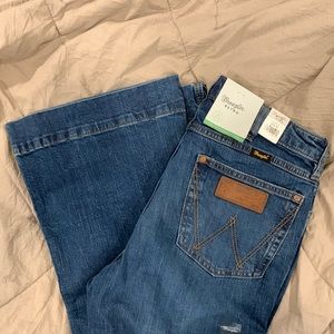 NWT Women’s wrangler retro size 30x32